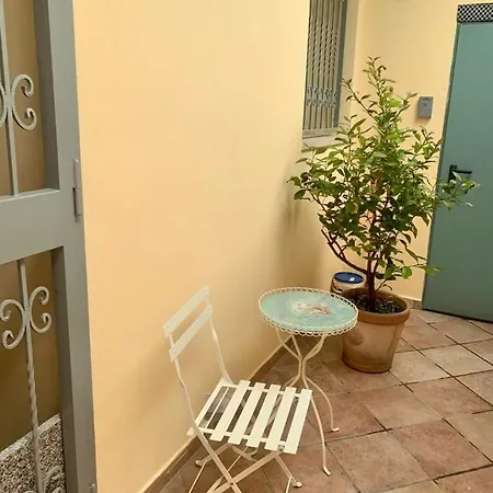 In Villa, Garden And Netflix Apartment Milan
