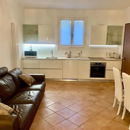 In Villa, Garden And Netflix Milan