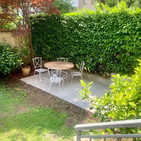 In Villa, Garden And Netflix * Milan